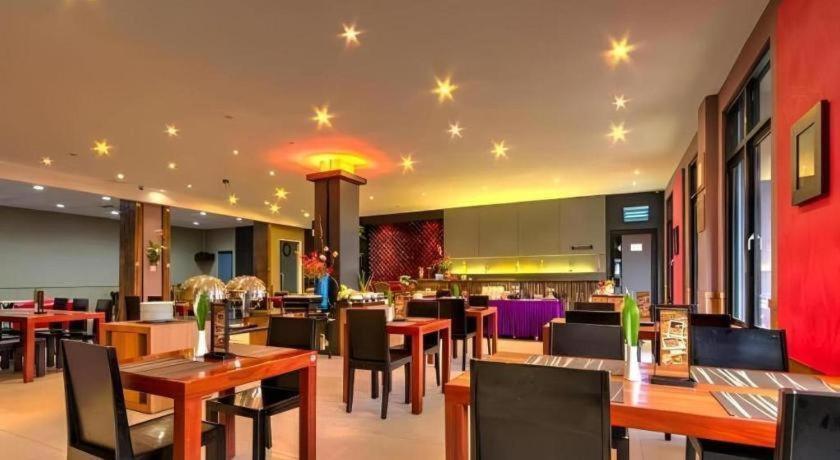 Plan B Hotel Padang  Eksteriør billede
